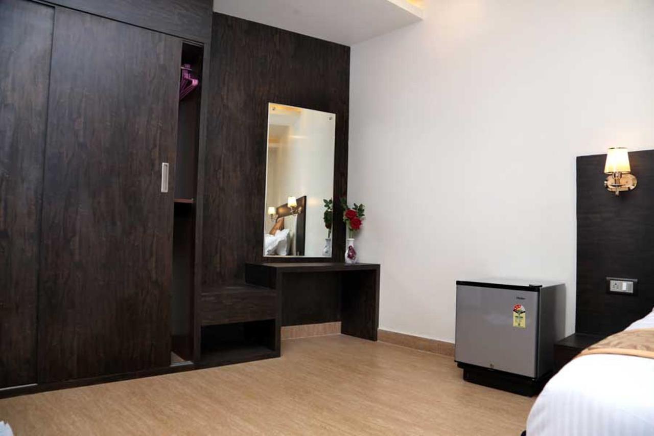 Hotel Vinayak Lifestyle Hotels ラクナウ エクステリア 写真